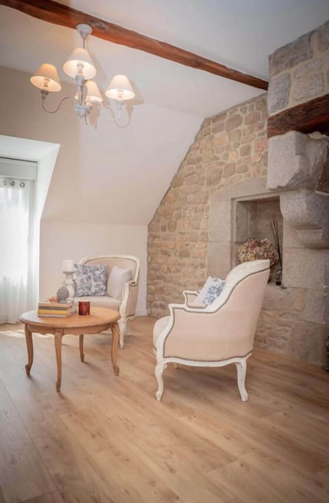 Classic Apartment, Garden View | Living area