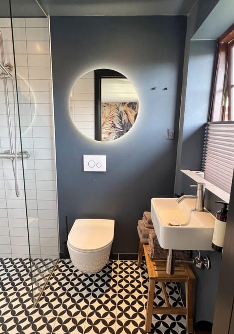 Jungle 8-Jungle 8 | Bathroom | Shower, hair dryer, towels, soap