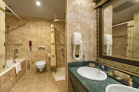 Deluxe Double Room, 1 Bedroom, Non Smoking, Sea View | Bathroom | Free toiletries, hair dryer, towels
