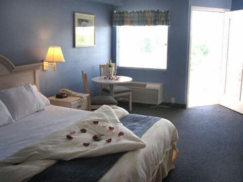 Romantic Room, 1 King Bed | Iron/ironing board, cribs/infant beds, rollaway beds, WiFi