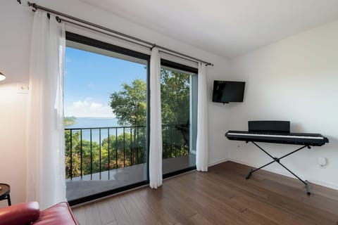 Wake up to amazing lake views