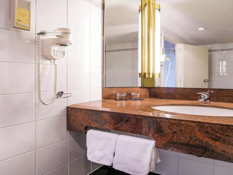 Superior Room, 1 Double Bed | Bathroom | Combined shower/tub, designer toiletries, hair dryer, bathrobes