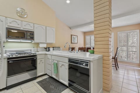 Fully Equipped Kitchen / MIcrowave