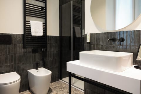 Superior Double Room | Bathroom | Shower, free toiletries, hair dryer, towels