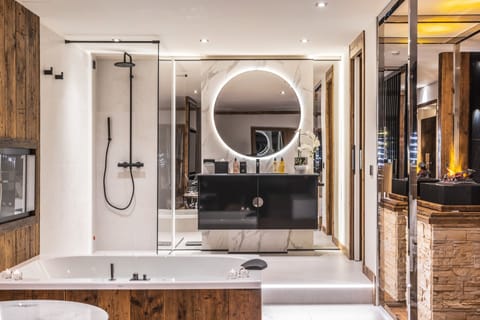 Luxury Room | Bathroom | Free toiletries, hair dryer, bathrobes, slippers