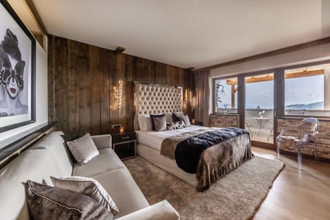 In-room safe, desk, soundproofing, free WiFi