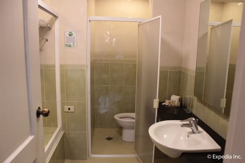 La Estrella | Bathroom | Shower, free toiletries, hair dryer, towels