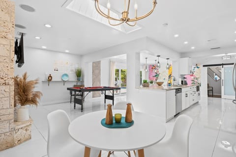 Bright and modern, this open kitchen and living area is made for family connection. Share meals, play games, and relax in a stylish space that makes your Fort Lauderdale stay stress-free. #AirbnbFortLauderdale #FamilyFriendlyRental
