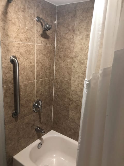 Combined shower/tub, free toiletries, hair dryer, towels