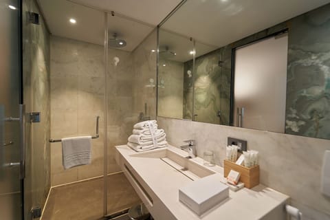 Superior King Room | Bathroom | Shower, rainfall showerhead, free toiletries, towels