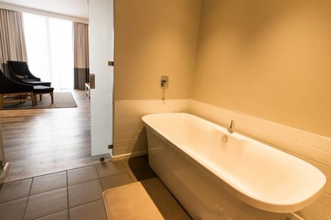 Executive Double or Twin Room, 1 King Bed, Ensuite | Bathroom | Free toiletries, hair dryer, towels