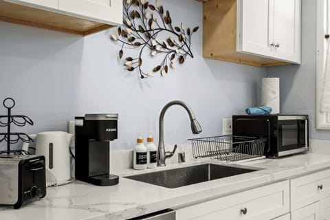 House (3 Bedrooms) | Private kitchen | Fridge, microwave, oven, coffee/tea maker