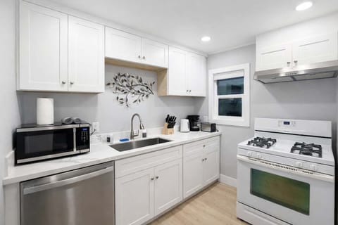House (2 Bedrooms) | Private kitchen | Fridge, microwave, oven, espresso maker