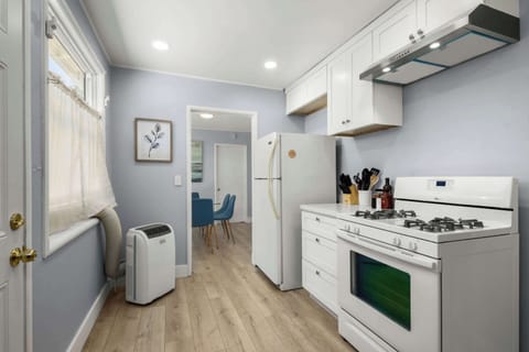 House (3 Bedrooms) | Private kitchen | Fridge, microwave, oven, coffee/tea maker