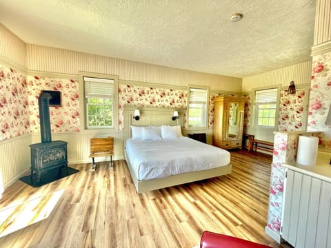 Schoolhouse Cabin w/deck | Premium bedding, down comforters, individually decorated