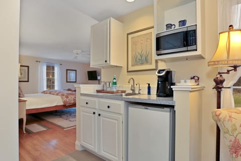 Luxury Studio Suite, Private Bathroom (Refugio Suite) | Private kitchenette | Coffee/tea maker