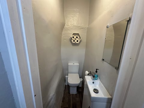 Standard Twin Room | Bathroom | Shower, free toiletries, hair dryer, towels