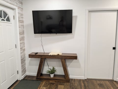 Smart TV
Console table