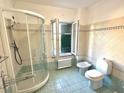 Family Quadruple Room, Hill View | Bathroom