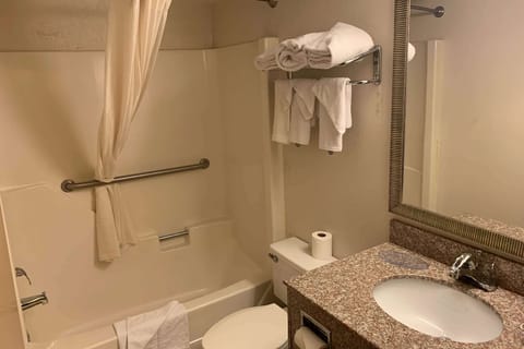 Combined shower/tub, free toiletries, hair dryer, towels