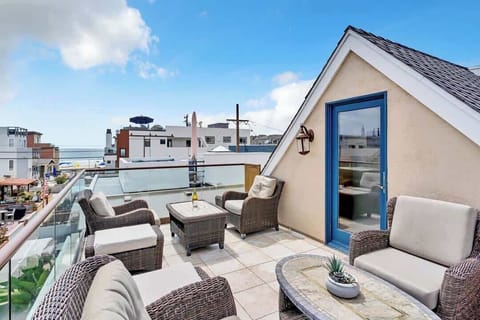 Gorgeous views from Glassed in Roof top Deck!