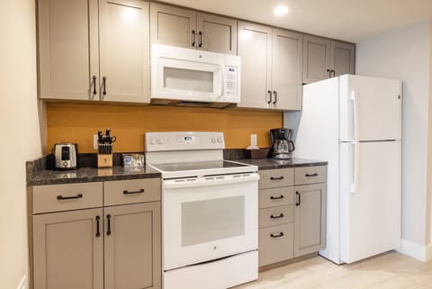 3D - Three Bedroom Double Sleeps 8 | Private kitchen | Full-size fridge, microwave, oven, dishwasher