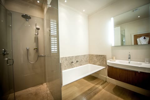 Junior Suite | Bathroom | Combined shower/tub, designer toiletries, hair dryer, bathrobes