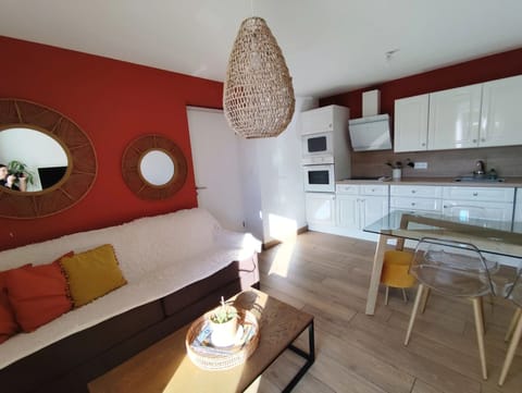 Junior Apartment, City View | Living area | TV