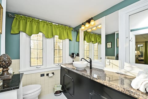 1720 Overseer's Cottage | Bathroom | Designer toiletries, hair dryer, bathrobes, towels