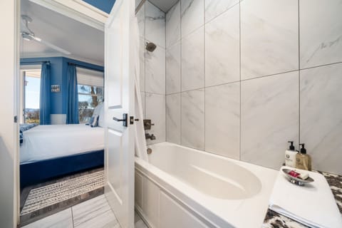 Superior Room, 1 Queen Bed, Terrace, Lake View | Bathroom | Hair dryer, bathrobes, towels