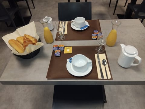 Daily cooked-to-order breakfast (EUR 6 per person)