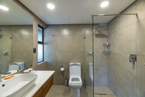 DELUXE DOUBLE SUITE ROOM | Bathroom | Bathtub, hair dryer, towels