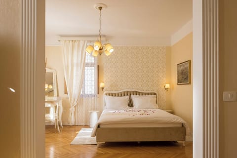 Deluxe Suite | In-room safe, soundproofing, free WiFi