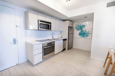 Full-size fridge, microwave, oven, dishwasher