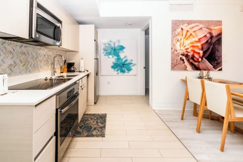 Full-size fridge, microwave, oven, dishwasher