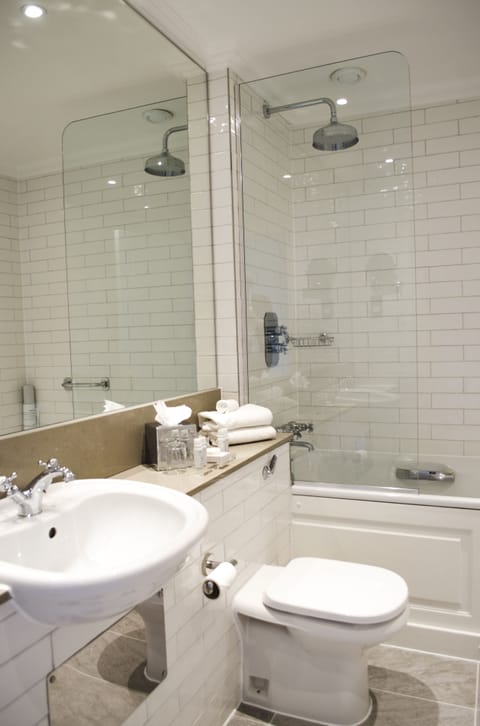 Junior Suite | Bathroom | Designer toiletries, hair dryer, towels