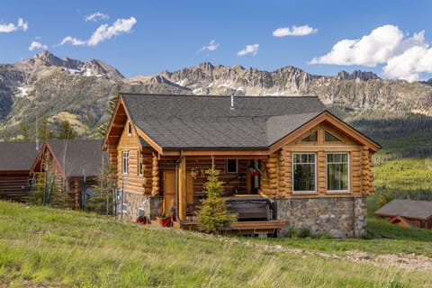 Powder River Paradise Luxury 4BR Cabin ON the Powder River ski slope at Big Sky