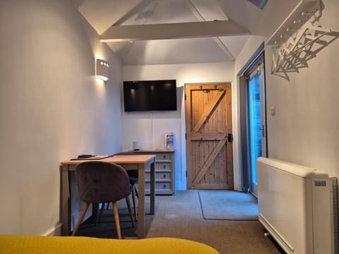 Dining table/Chest of drawers/TV.