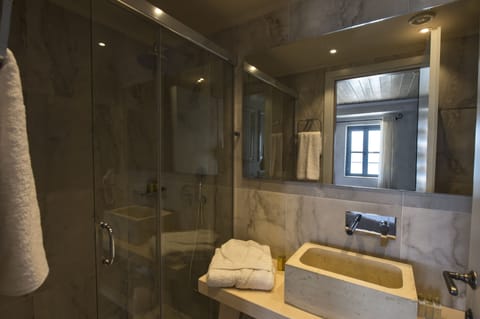 Deluxe room with Sea View and Balcony | Bathroom | Shower, free toiletries, hair dryer, bathrobes
