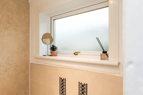 House | 3 bedrooms, desk