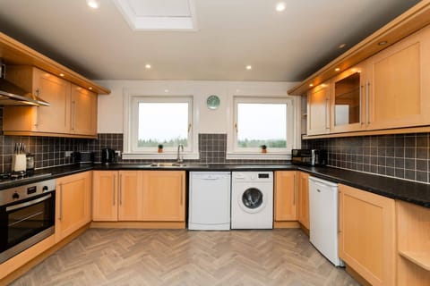 House | 3 bedrooms, desk