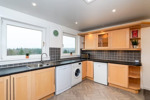 House | 3 bedrooms, desk