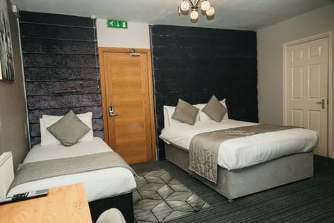 Triple Room | Desk, laptop workspace, free WiFi