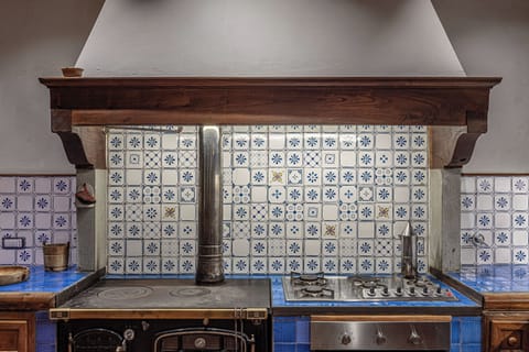 Fridge, cookware/dishes/utensils