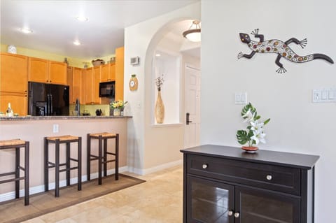 Open kitchen with arched details and a breezy breakfast bar WCV-305