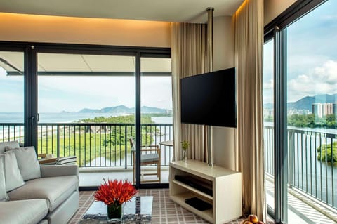 Suite (Ocean Lagoon) | In-room safe, desk, blackout drapes, soundproofing