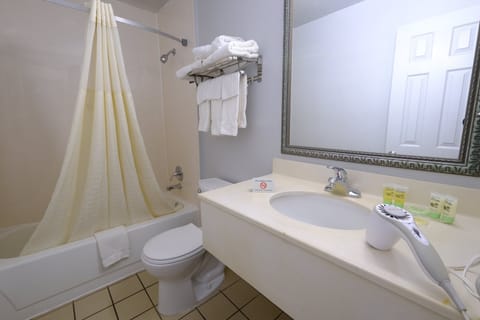 Combined shower/tub, hair dryer, towels