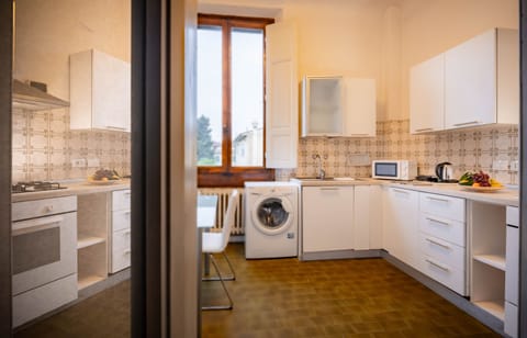Apartment (Brunelleschi - Giotto) | Private kitchen | Fridge, espresso maker, coffee/tea maker, electric kettle