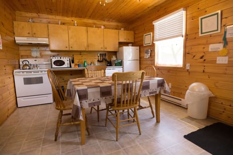 Deluxe Cottage, 2 Bedrooms (2 queen and 1 sofa bed) | In-room dining