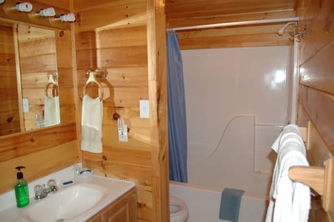 Cottage, 2 Double Beds (Open Concept) | Bathroom | Towels